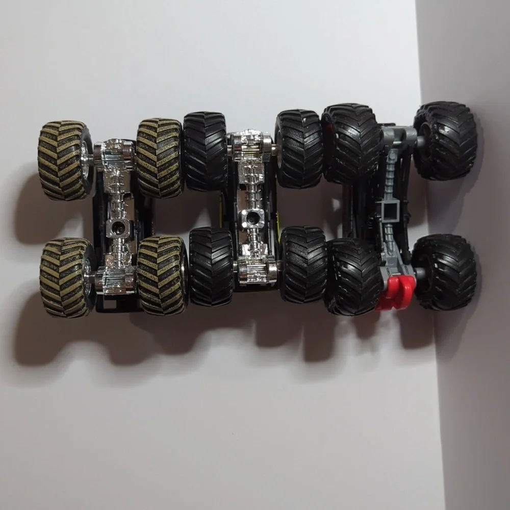 Hot Wheels Monster Jam Monster Trucks Metal Mulisha Reptoid Northern Exposure 64